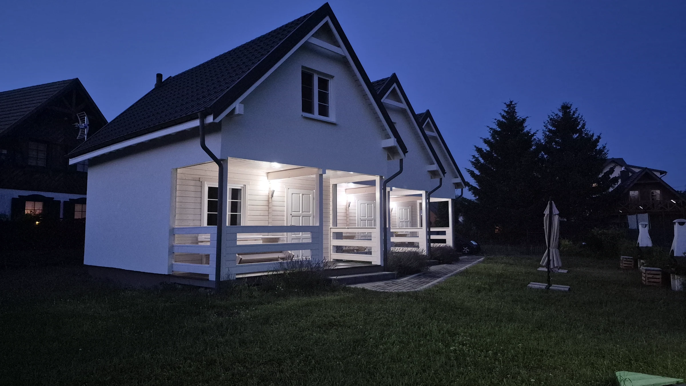 Ogród aleChata wieczorową porą