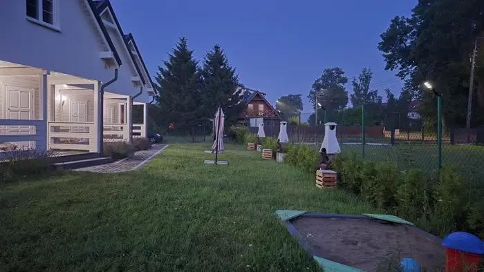 Piaskownica w ogrodzie wieczorem