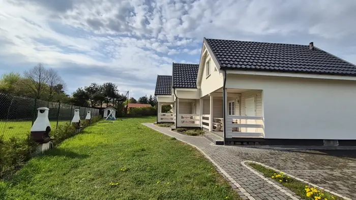 Ogród z rzędem murowanych grillów w słoneczny dzień
