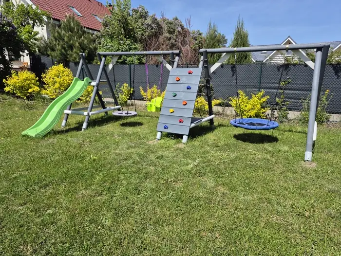 Leżaki i trampolina w ogrodzie