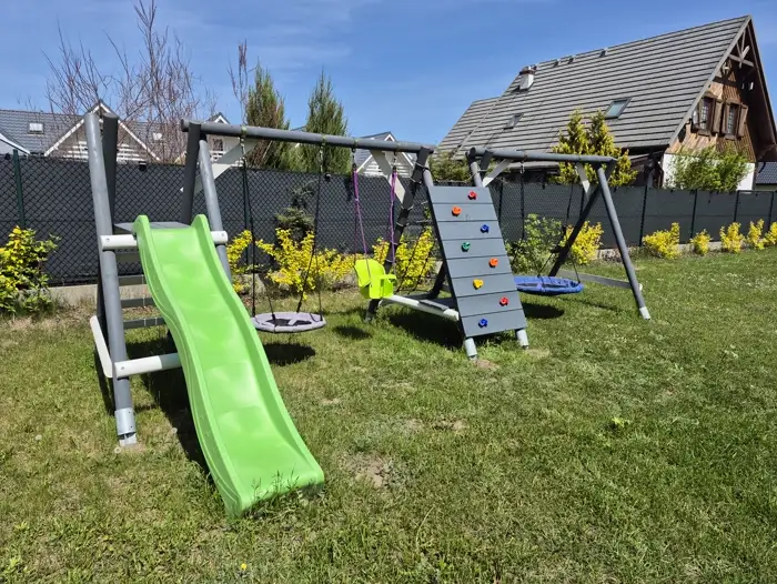 Ogród z trampoliną i leżakami