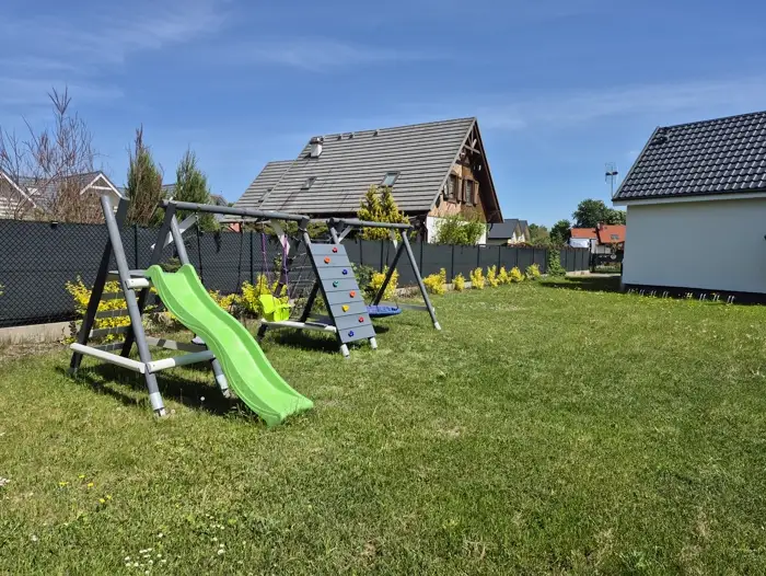 Kolorowy plac zabaw na trawniku
