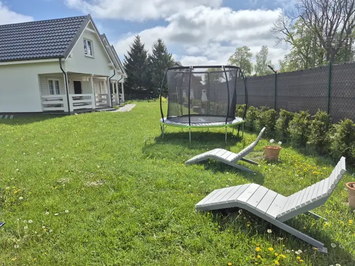 Plac zabaw — zjeżdżalnia i huśtawki